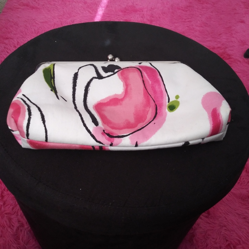 Cosmetic kiss closure bag